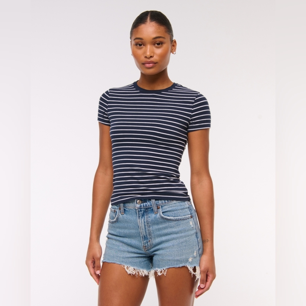 Abercrombie High Rise Mom Short - Picture 2 of 10